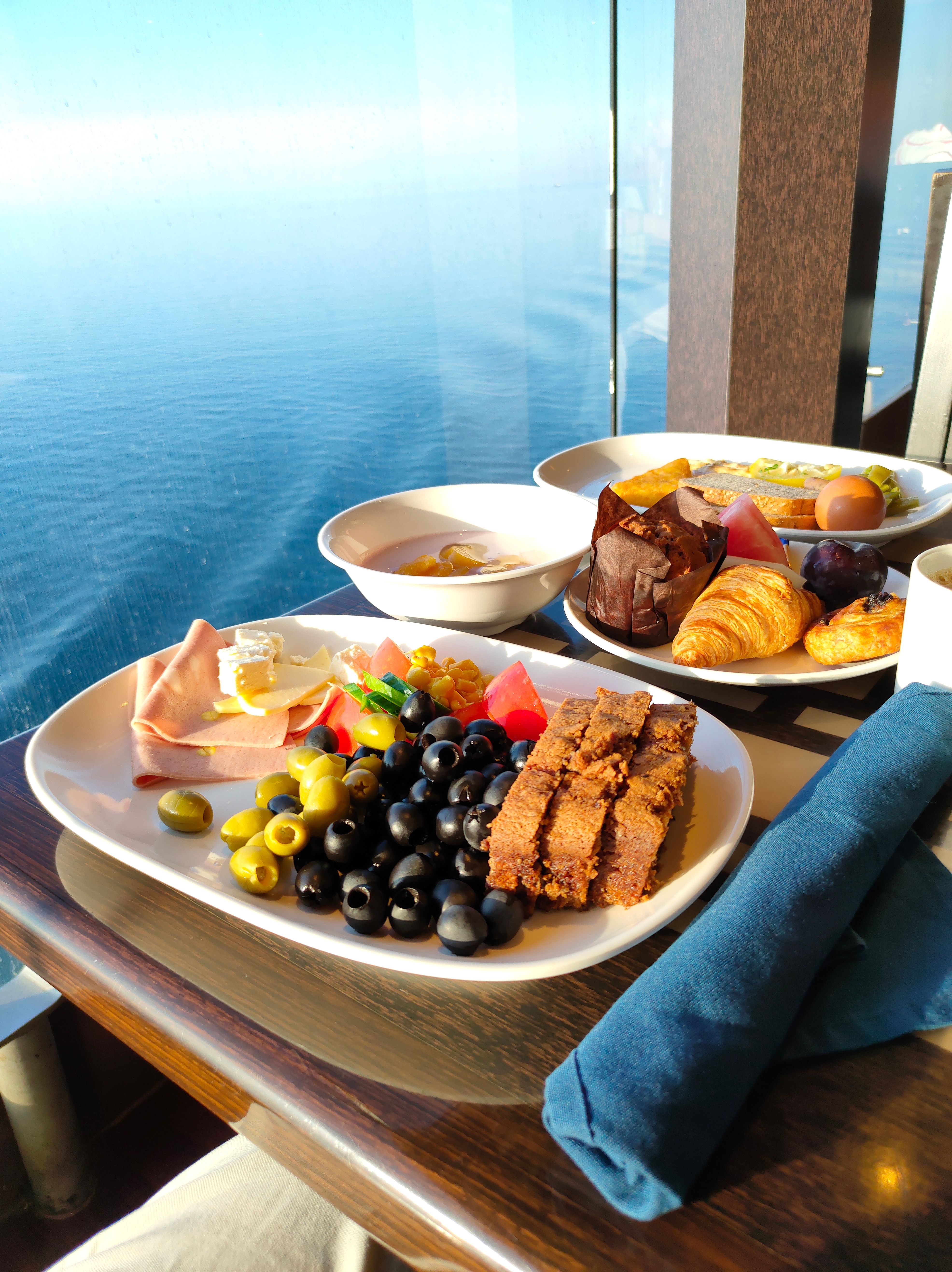 HA LONG BAY – HANOI – FLIGHT TO HO CHI MINH CITY NOT INCLUDED (SHUTTLE BUS)